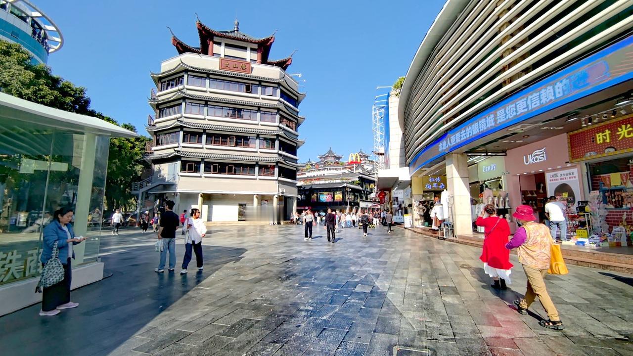 感受批发市场的市井繁华
深圳东门老街，中式飞檐与商铺招牌相映。手推车满载鼓鼓的货