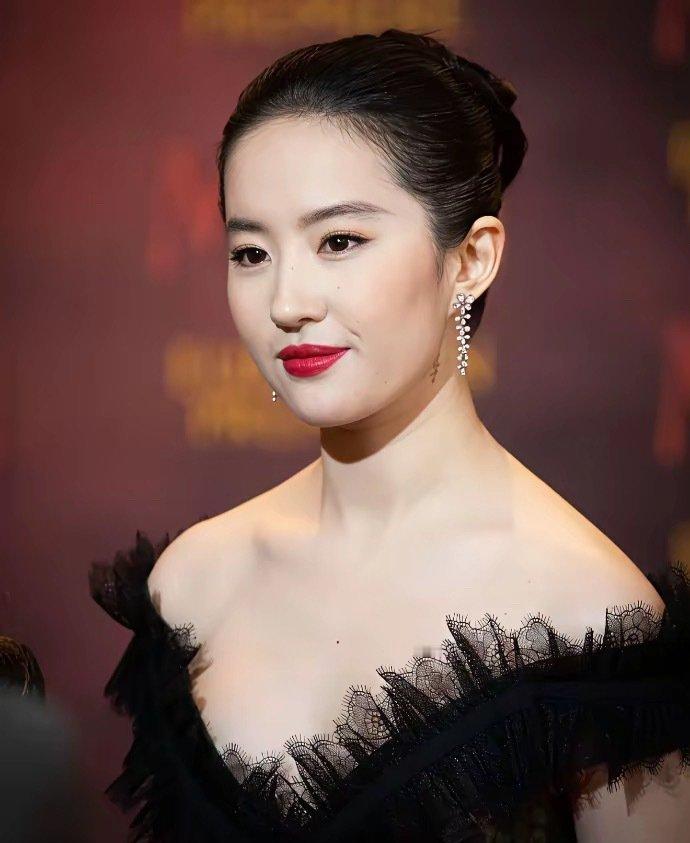 我甚至直到现在都还搞不明白，肖战为什么会当上世界首帅? 刘亦菲为什么会被粉丝封为