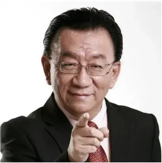 侯二爷比别人头脑都清醒，不服气不行。听他的言论，真不像是个不懂事理的老人。让过去