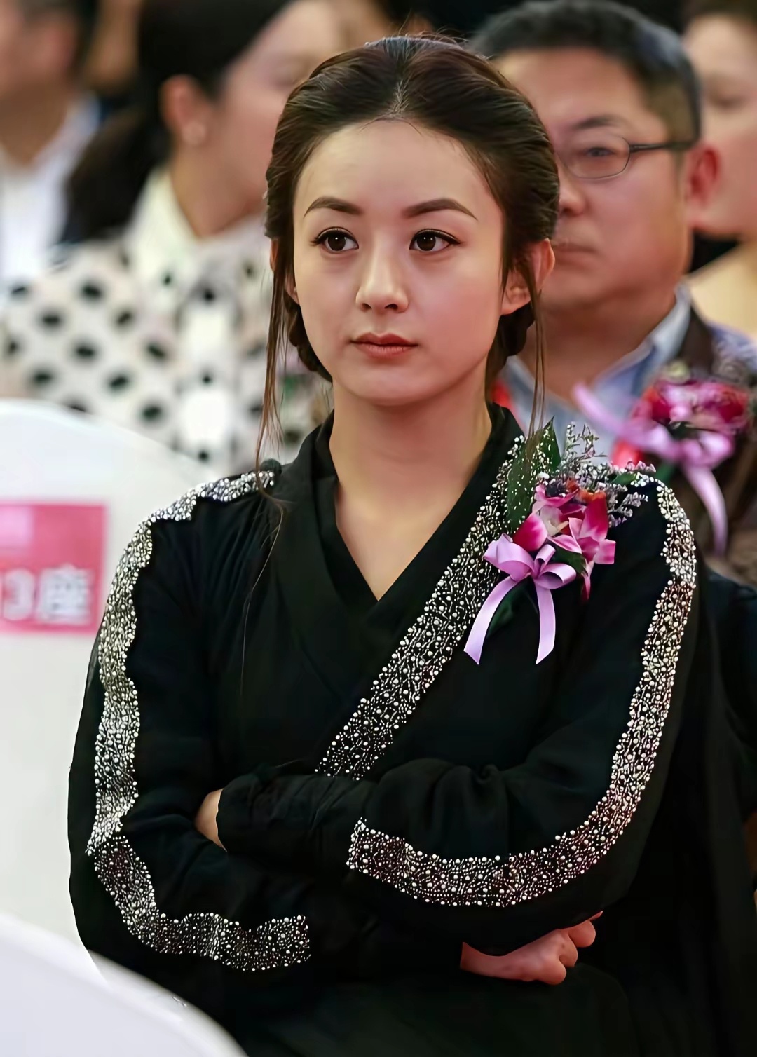 到现在都记得当年赵丽颖就因为穿了这身衣服去领奖而被群嘲，当年嘲笑她的人肯定没想到