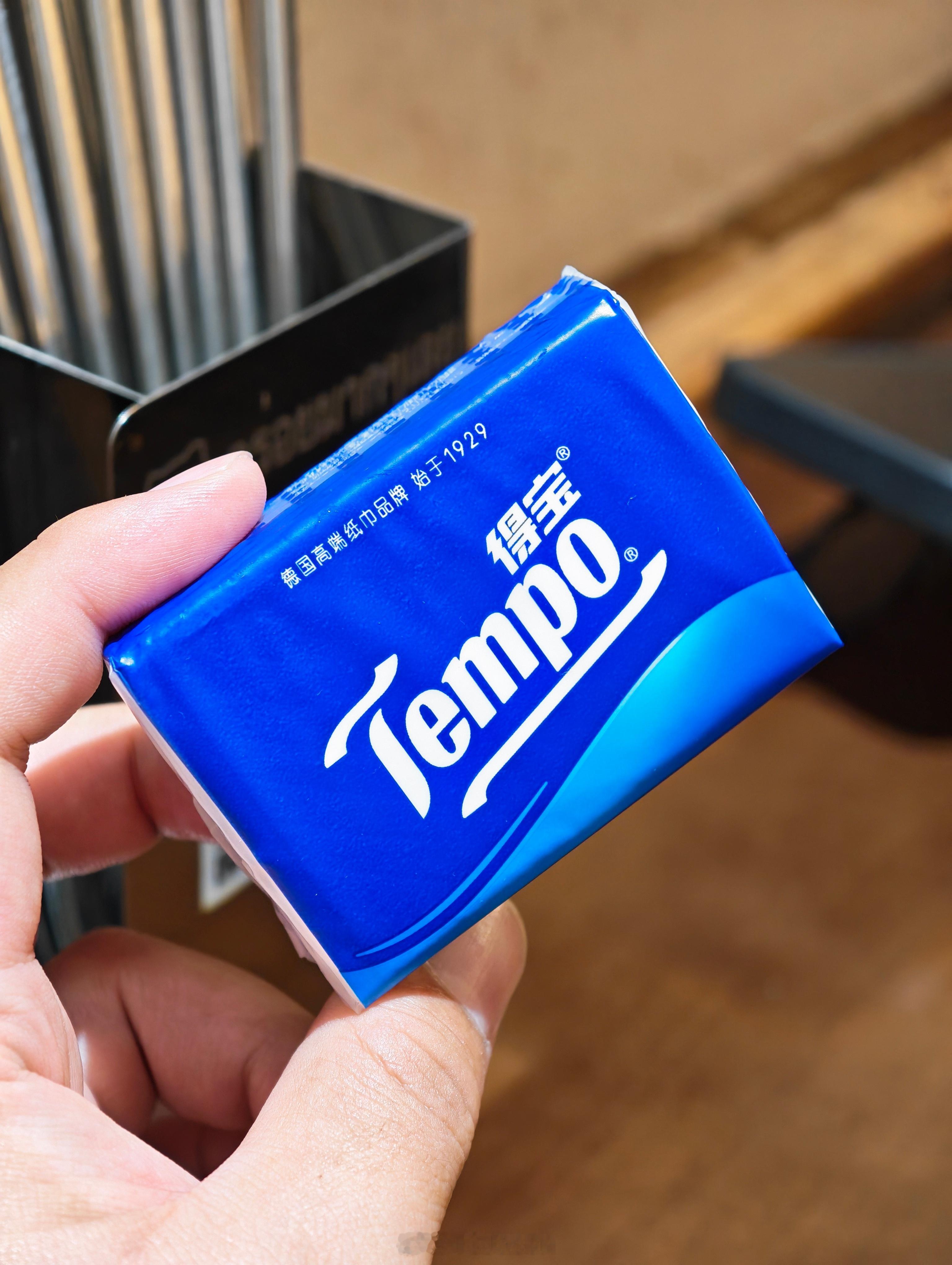 每桌都发一包Tempo啊？有点东西。 