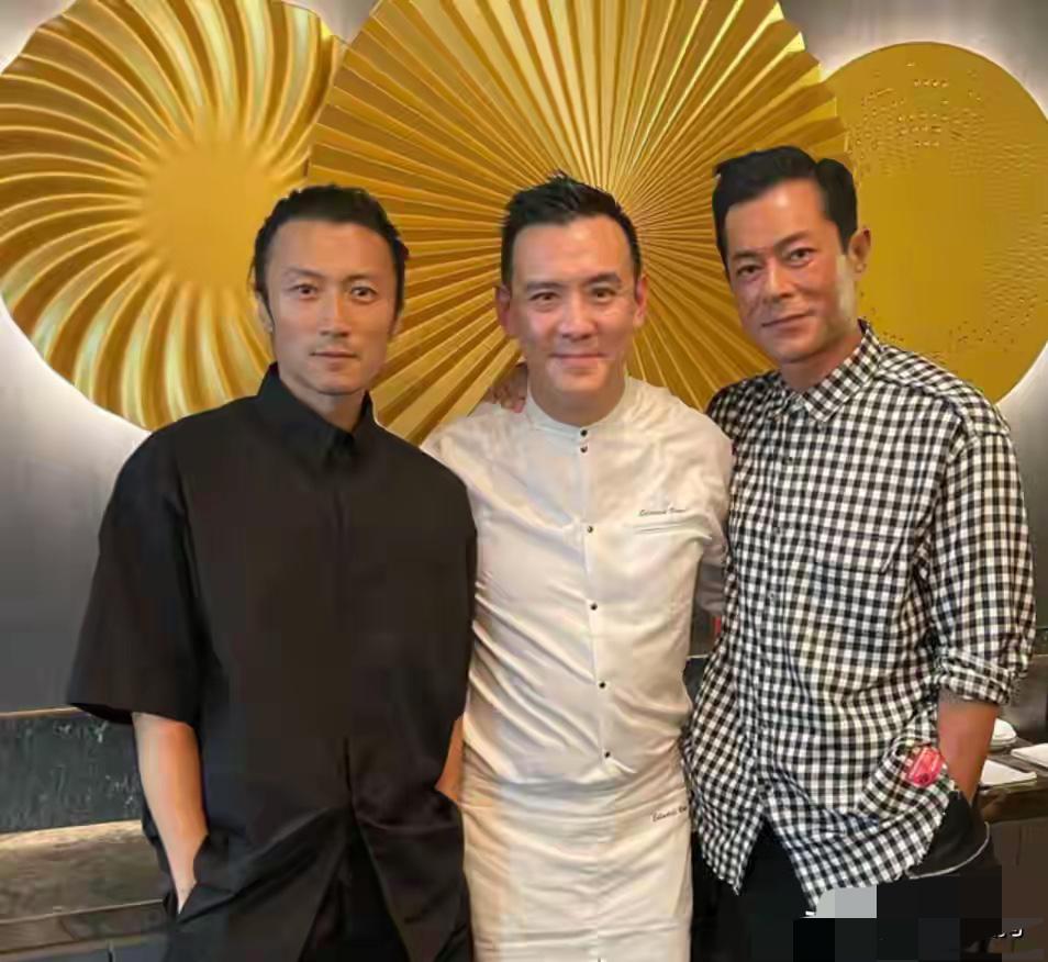 能站在谢霆锋和古天乐中间这位大佬是谁？