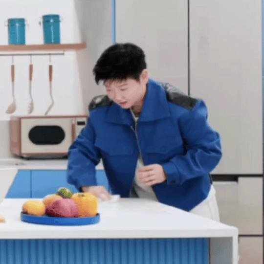 哈哈哈，别再说孙颖莎表演痕迹太重了！
她这妥妥地都是来自日常啊
这演技，跟打乒乓