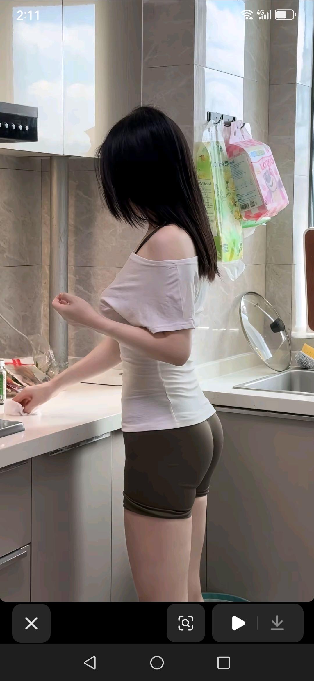 当今，那些宅在家中的大龄剩女，与其说是被“剩下”，不如说是她们在慎重选择“让自己