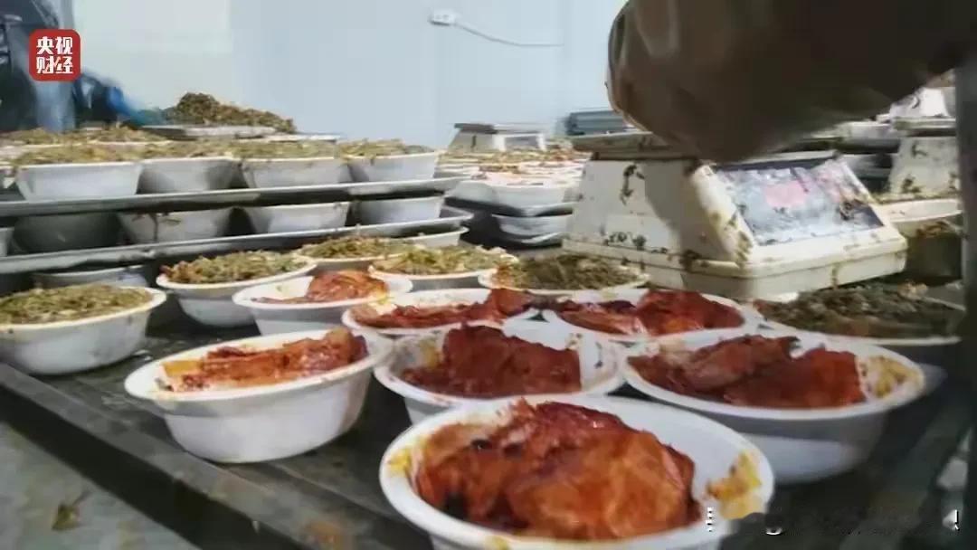 315曝光梅菜扣肉的原料是槽头肉，就是淋巴肉，腺体肉，里面很多瘤子和甲状腺体那种