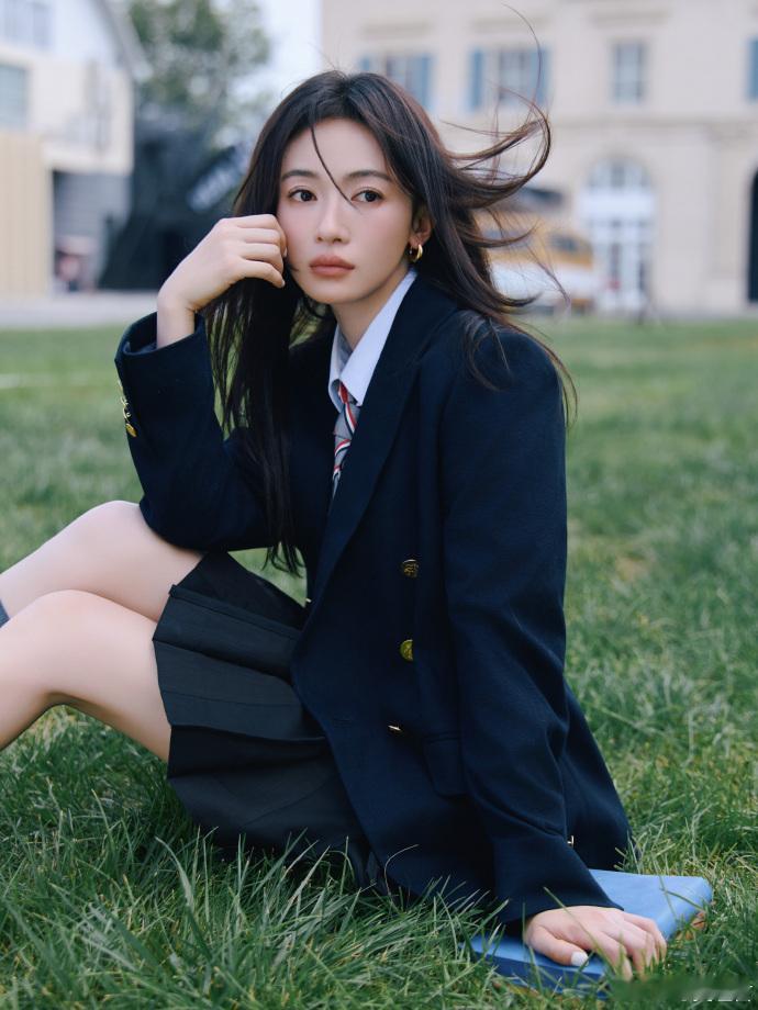 吴谨言今天是学姐风吴谨言放大学我高低暗恋四年 吴谨言今天的风格真的是美美的学姐风