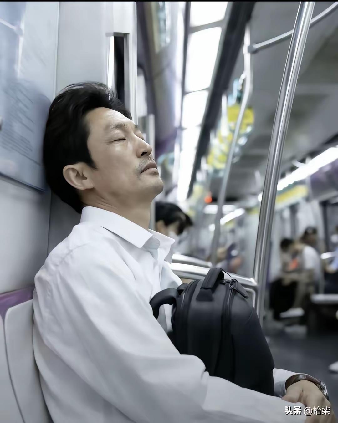 【中年男人的无奈】
在地铁里，一位中年男子坐在位置上，都以为他在闭目养神，谁知道
