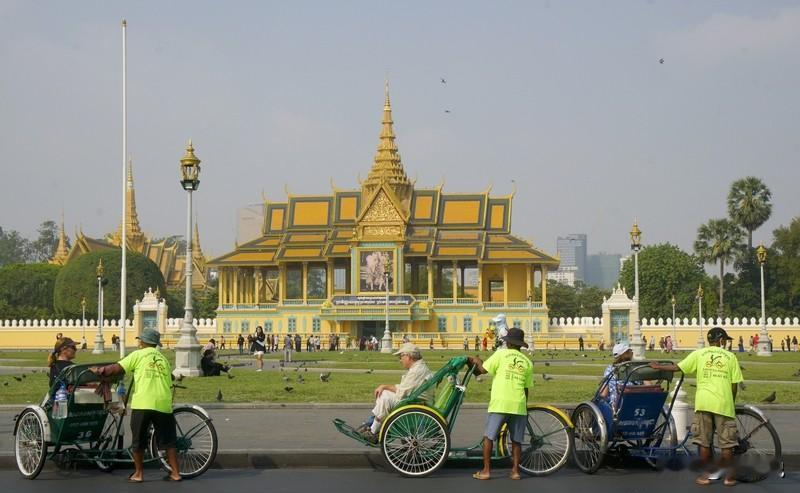 携程的用户正在用脚投票。
当你在深夜修改酒店订单时，自动弹出的霸王条款直接扣款。