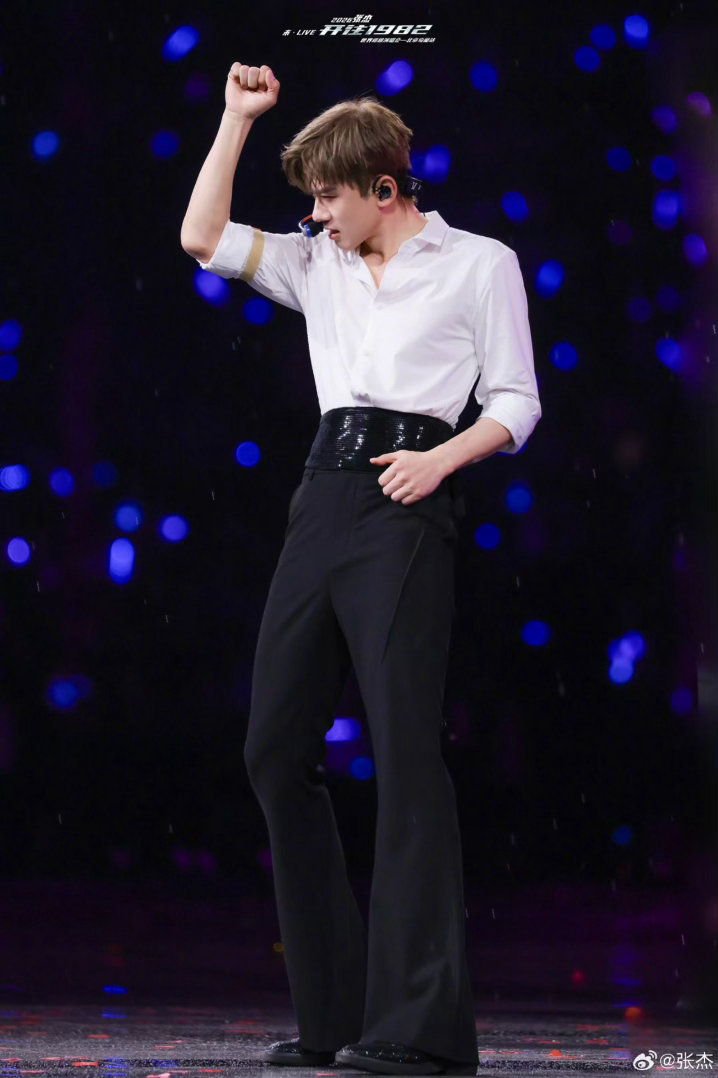 在张杰演唱会上看到强制爱了张杰你是懂怎么拿捏机器人的，罗伯特出息了，也是被杰哥强