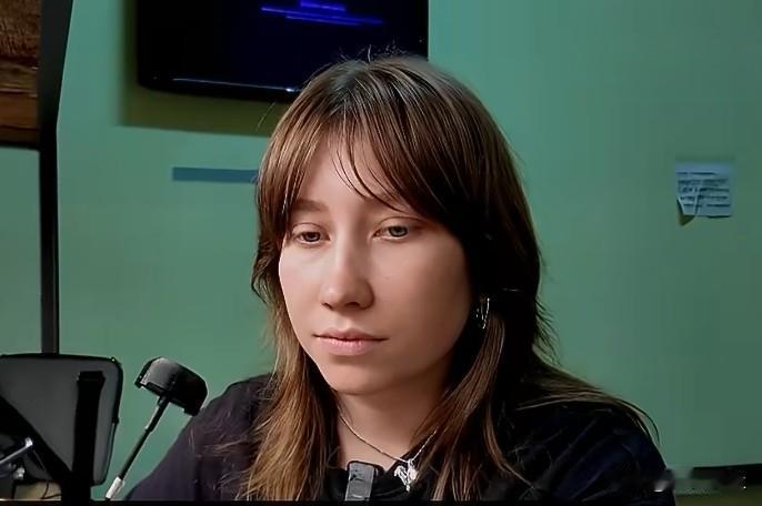 俄乌前线正在变成“码农和工程师的战场”。23岁乌克兰女生索菲亚原本在布拉格学电影