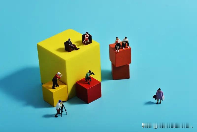 美元和黄金脱钩后，为啥非要绑定石油？
因为没了黄金支撑，美元彻底失去金融主导权，