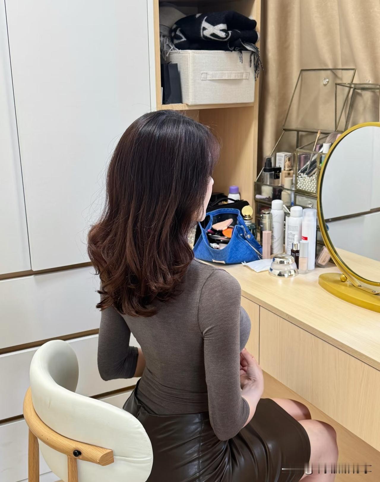 镜中人影动，梳妆意自闲。粉裳花影照 镜中娇影 窗景照 秋风入镜 晨间柔光意 月夜