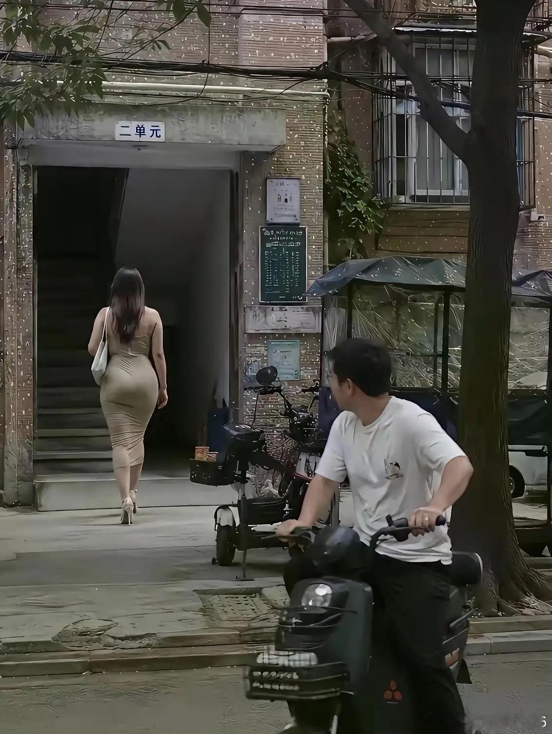 男人的通病又犯了大哥，别看了，马路中间危险 