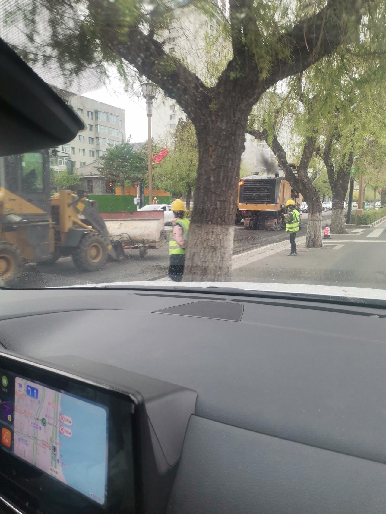 5月10日，吉林市松江中路道路改造工程已然启动，大家注意绕行。

今日路过吉林市