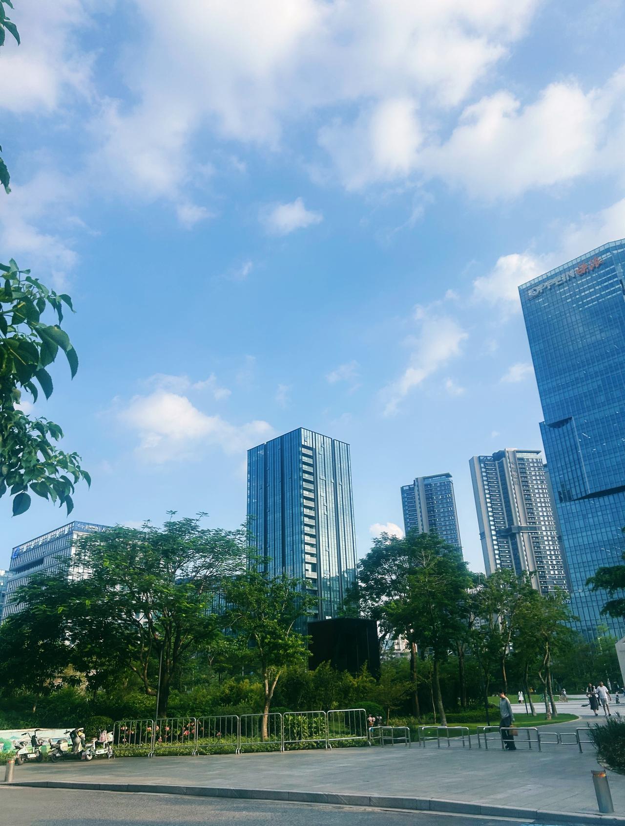下班下班，只有下班了，空气都是自由的，看这蓝天白云多好啊

婚前可浪漫可多话说了
