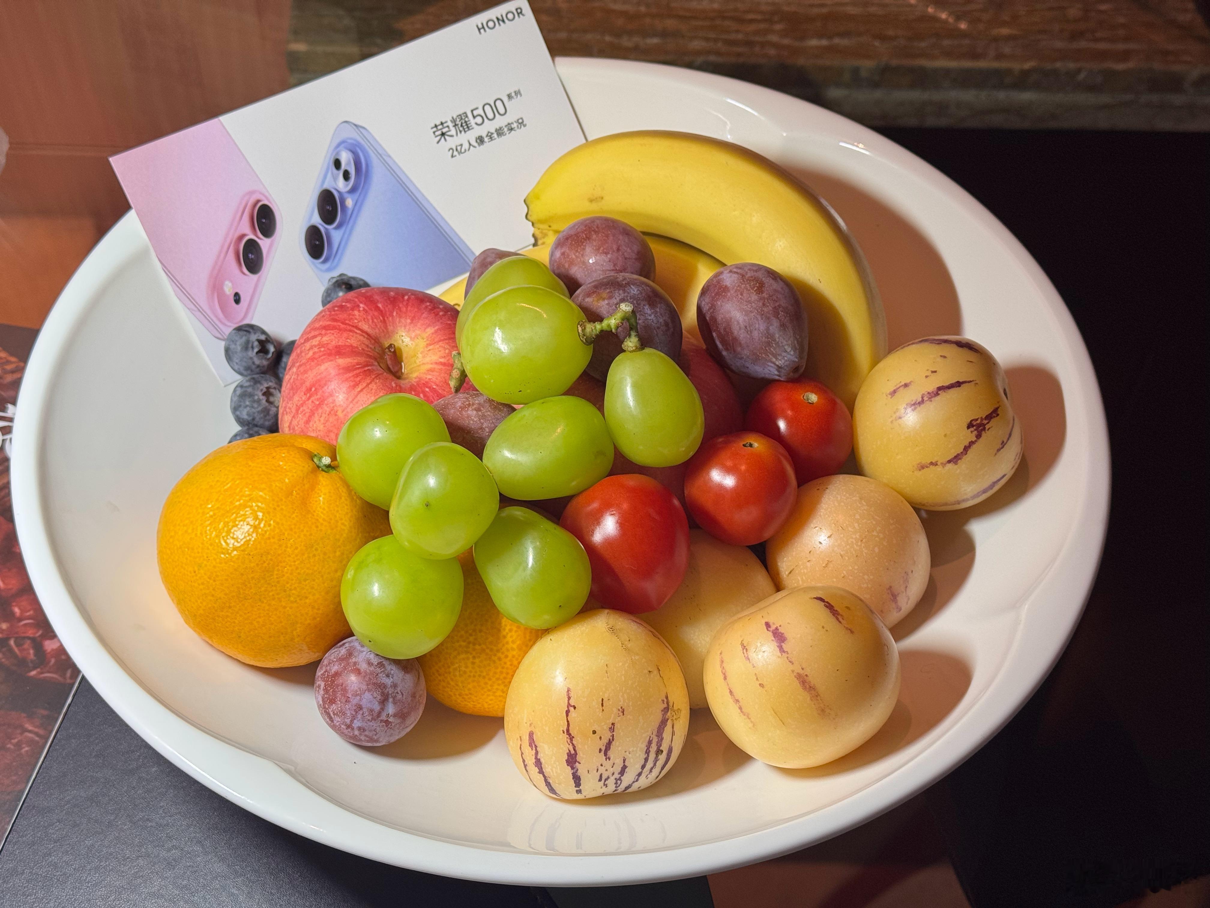 荣耀送来一盆比我头还大的果盘，没想到这酒店还有送报纸，刚好边吃水果边看看今天杭州