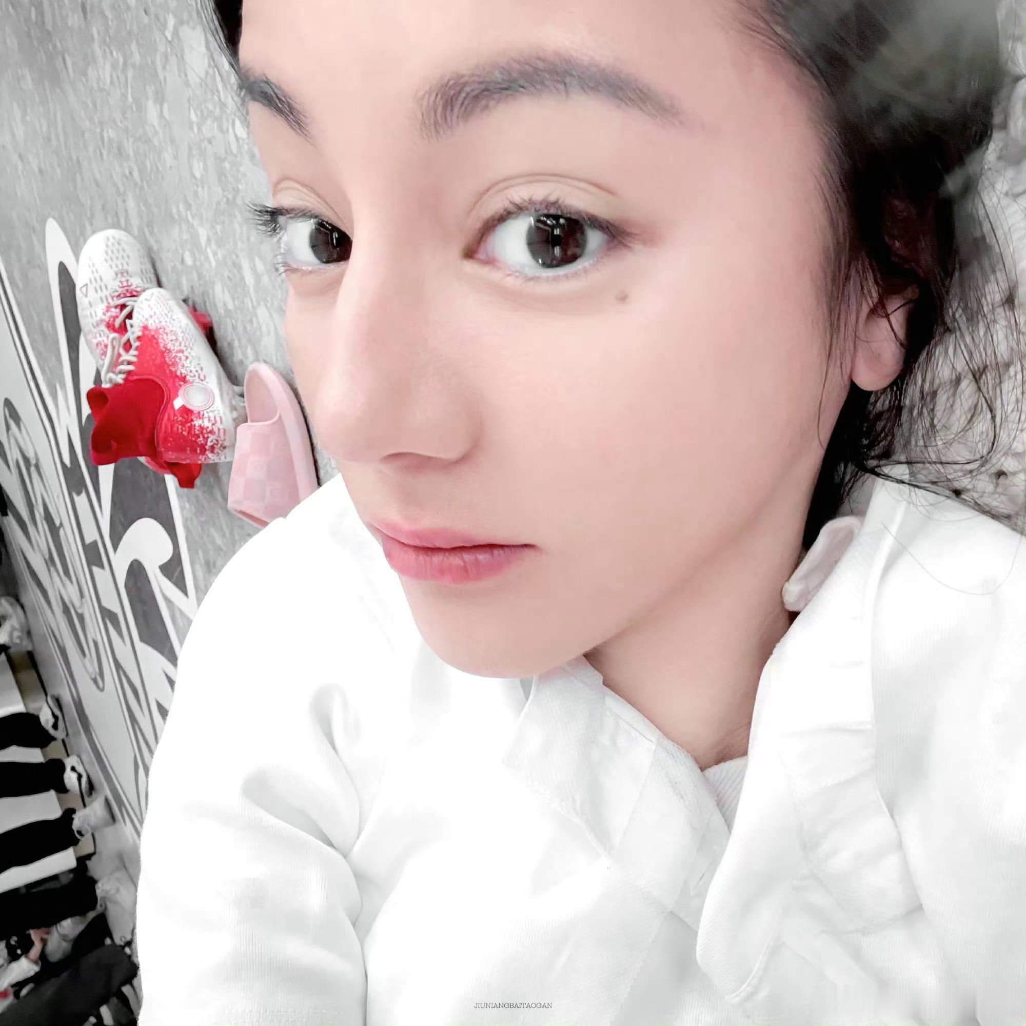 迪丽热巴偷偷记录女足成员素净一张脸 