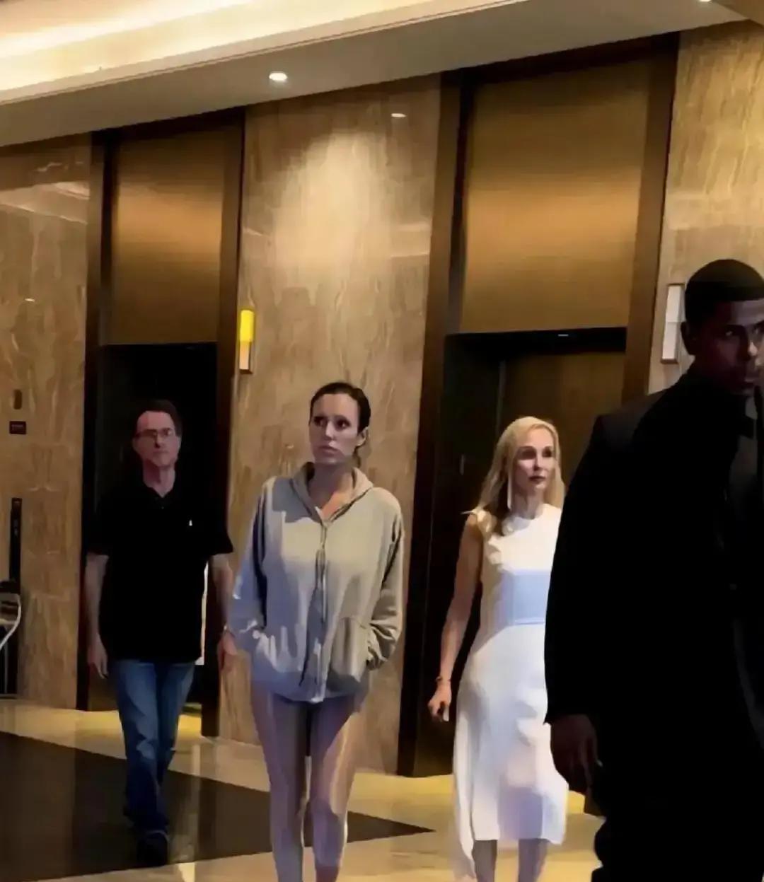 侃爷的“艺术”，差点要了比安卡的命。
这根本不是什么时尚先锋，这是一场持续9个月