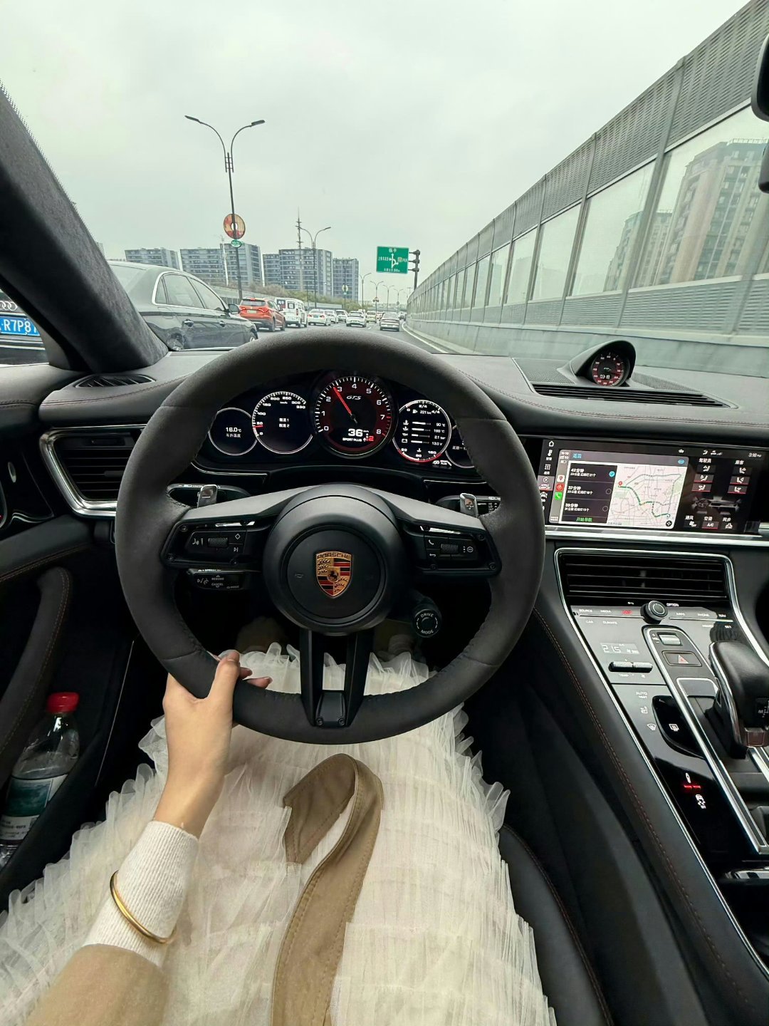 我曾经以为只要紧紧抓住这根线就能永远拥有这只风筝但我却忘了风筝只有在蓝天下自由飞