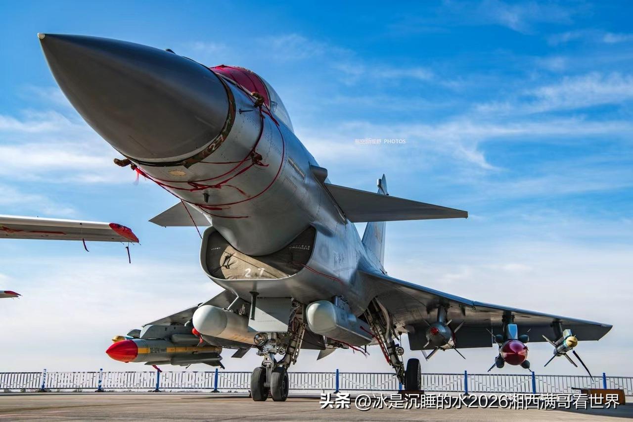分享2张航展公开亮相的歼-10C“猛龙”单发超音速轻型多用途战斗机的精彩靓图。说
