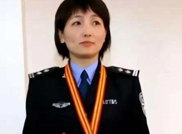 不严惩这个女恶魔，难给老百姓一个交代，难还张氏叔侄一个公道，坚决要求重判所谓的神