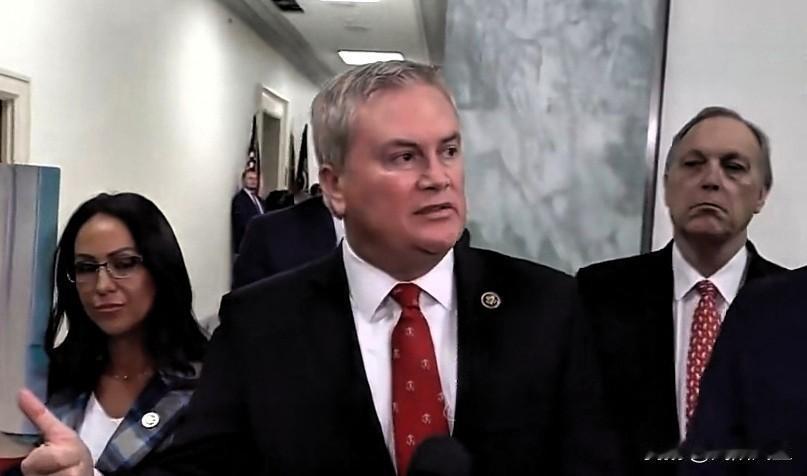 美国国会委员会宣布将推进对克林顿的藐视国会指控，

众议院监督与政府改革委员会主