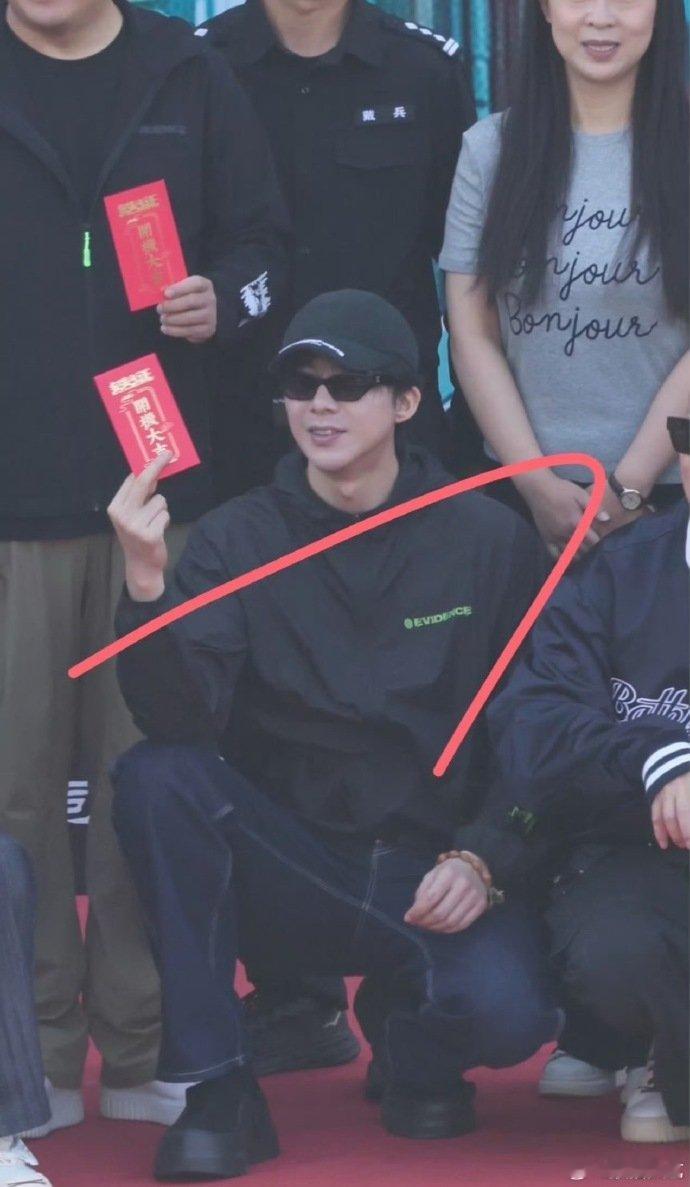 刘宇宁铁证开机仪式路透铁证开机仪式路透 刘宇宁铁证开机仪式路透，开机顺利呀！ 