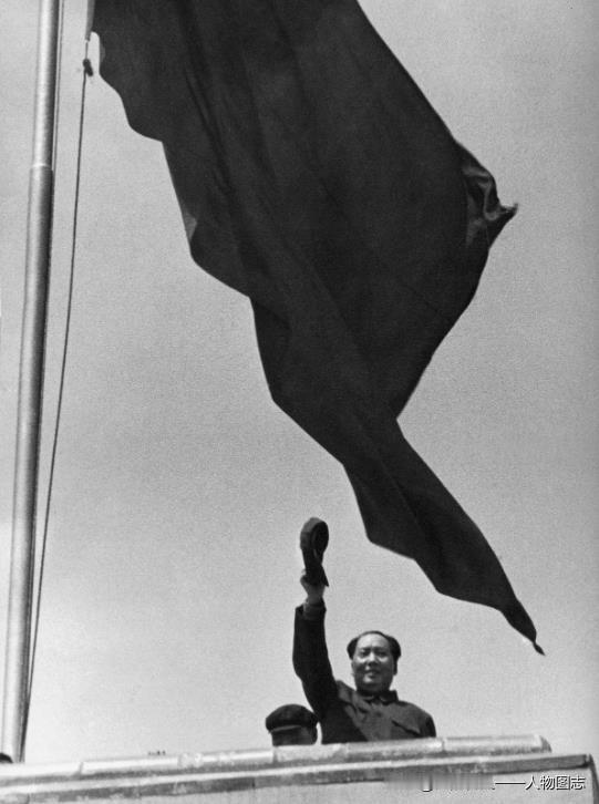 1954年5月1日毛主席在天安门城楼上向游行的群众队伍挥手致意