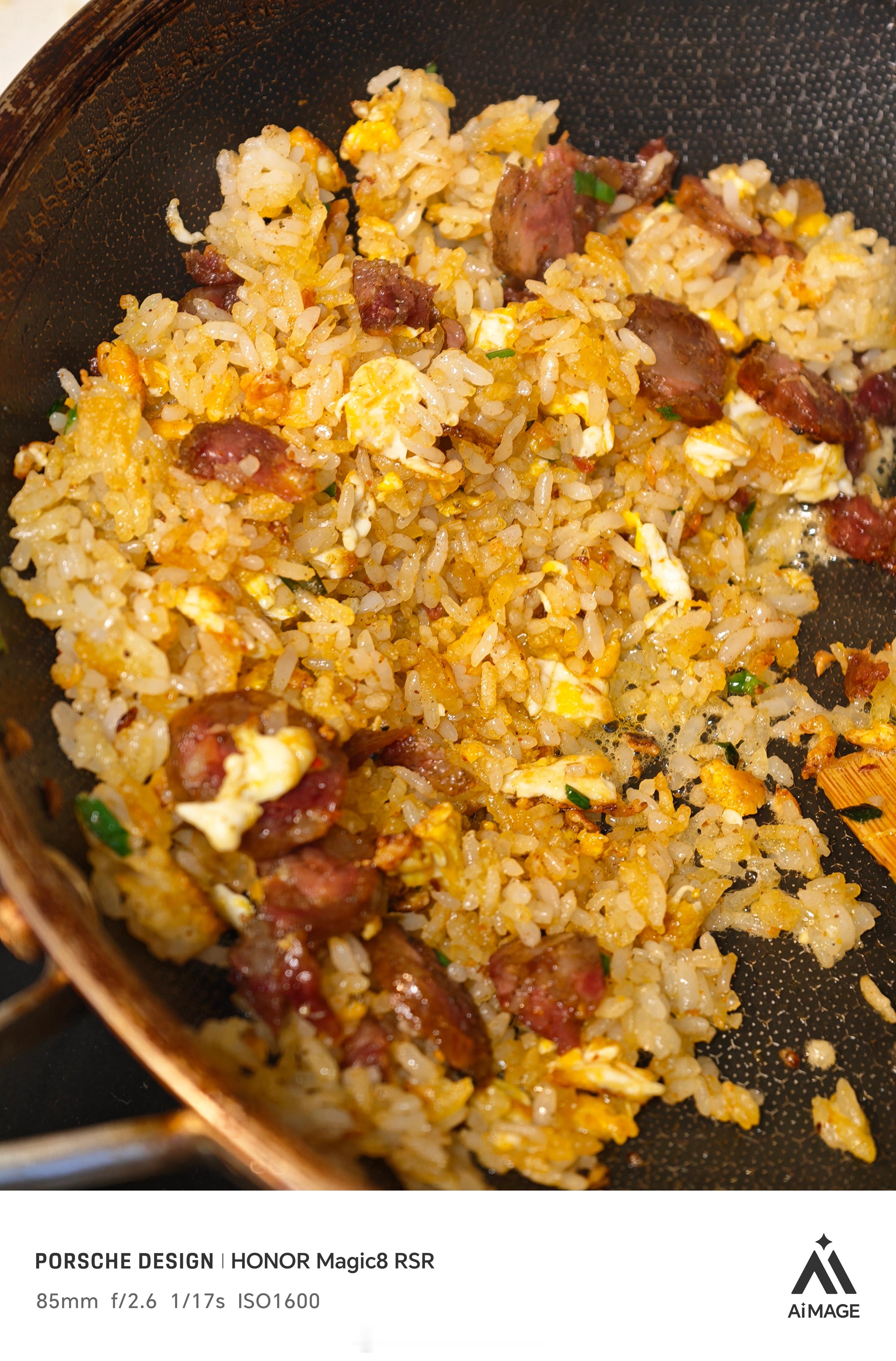 晚安朋友们，早点睡觉，身体好好，今天就看看我炒的香肠蛋炒饭吧，颗粒分明，好吃得很