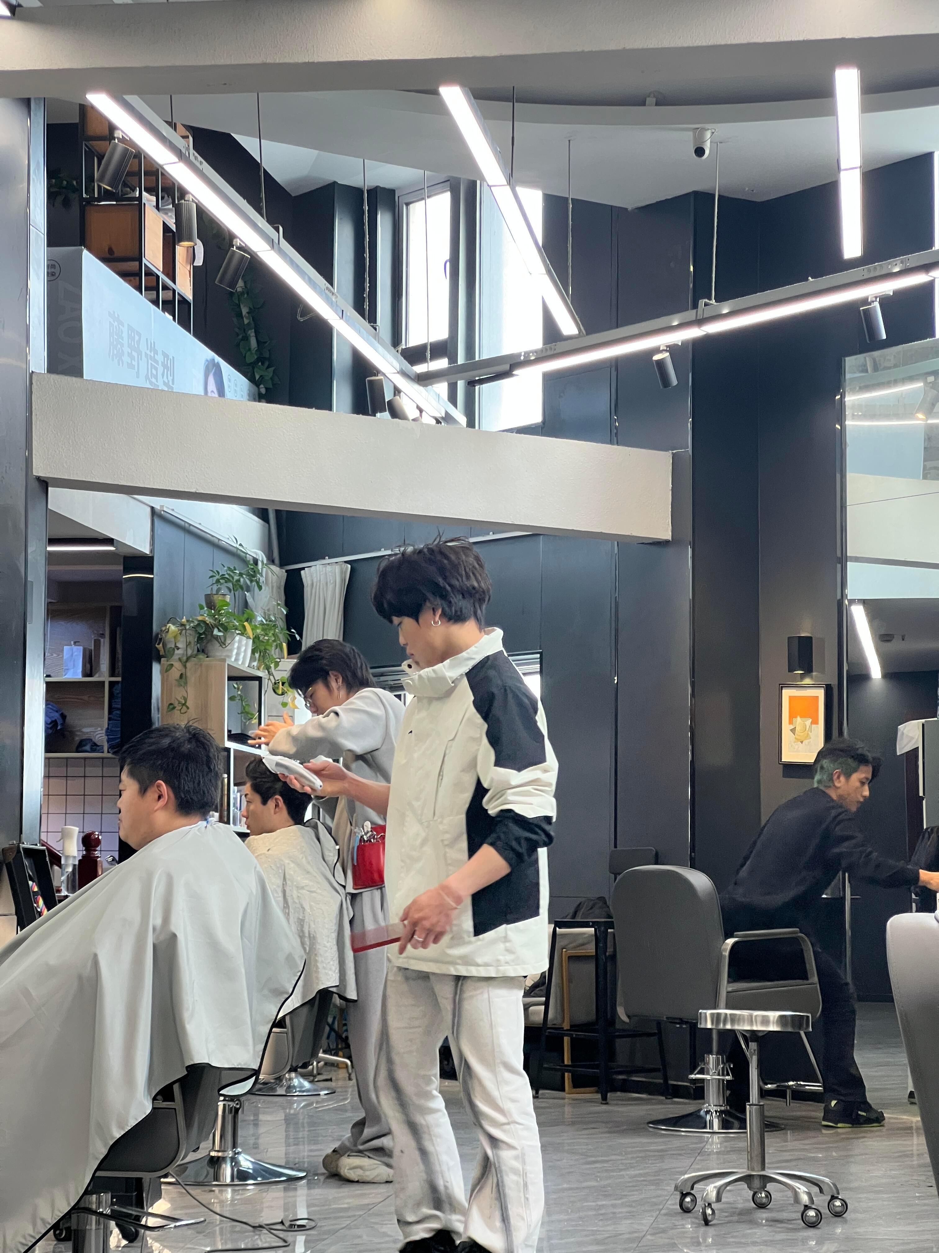 上海龙抬头这天理发有多火🐲抬头理发 你别太夸张…理发店八点点开门八点来看碰碰运