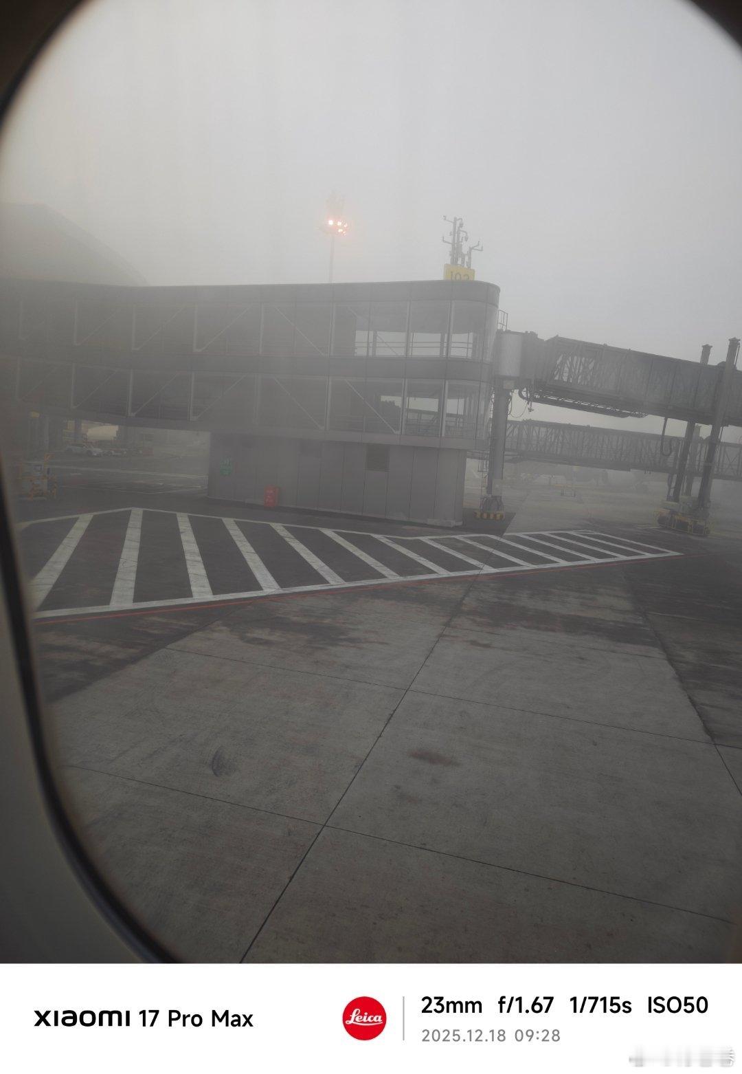 下次再也不买冬天大早上的飞机了，我五点多就到机场了……现在还没起飞，刚刚机长说目