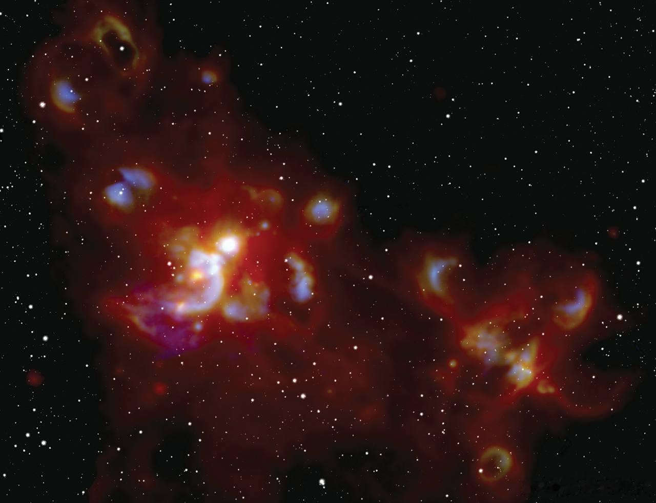 W51A：巨星的宇宙摇篮在人马臂中，距离约17,000光年，W51A燃烧着，是银