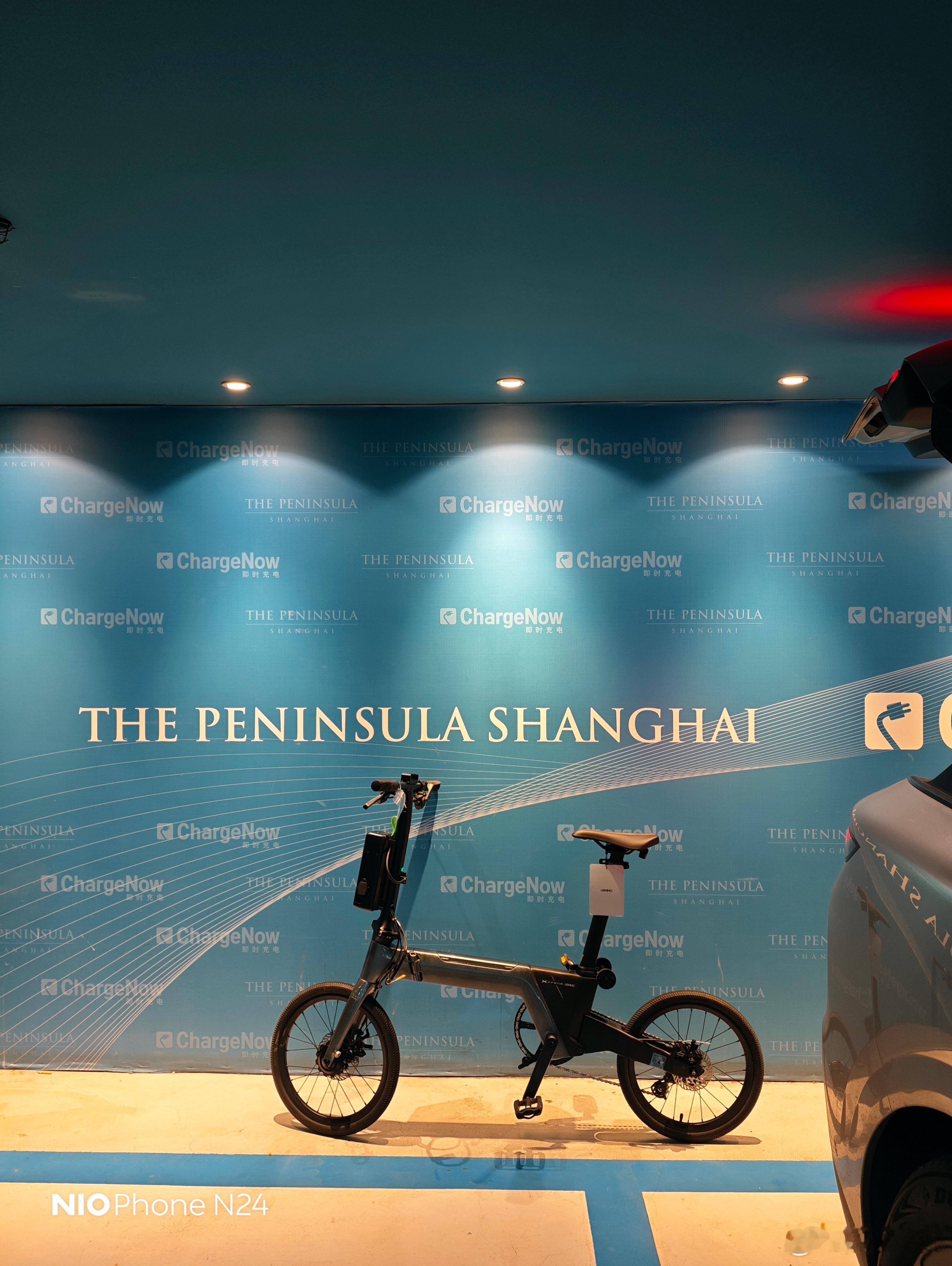 今天有点冷，但酒店附近夜景很好，还是决定出去溜达一圈，感受下碳纤维Lemmo的方