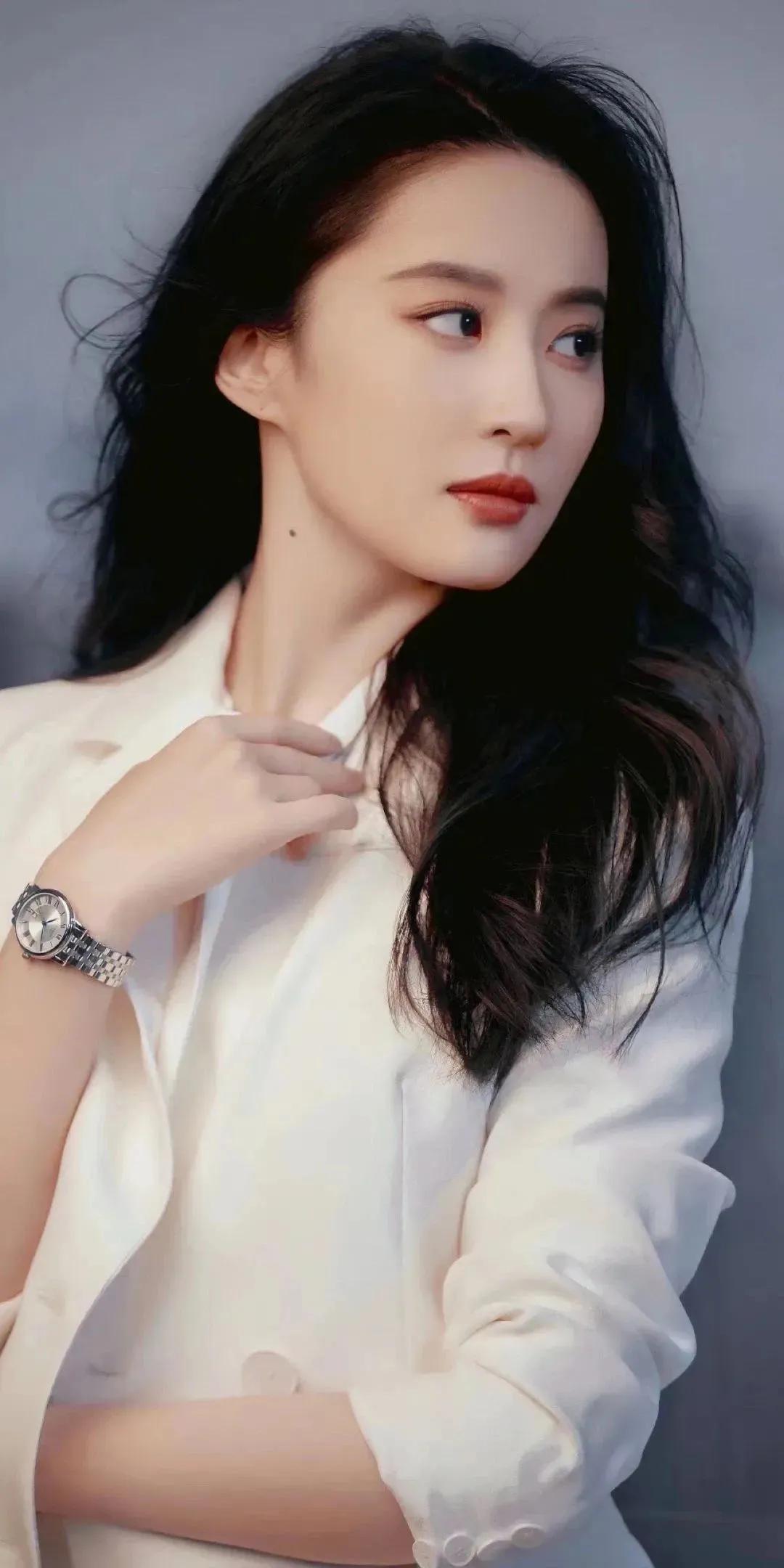 #请用一句话评价刘亦菲#刘亦菲的美，犹如职场中的清流，既优雅又从容，展现出独特的