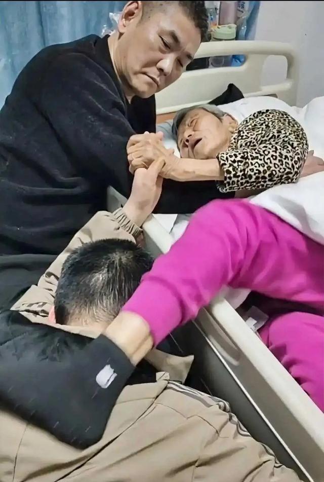 一位医院护工曾说：“一个生活不能自理的老人躺在床上，你去日夜不分地照顾两个月，你