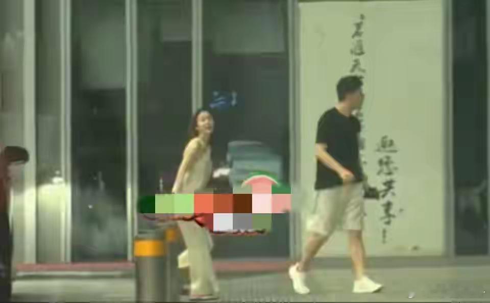#曝姜妍已结婚# 姜妍被拍到带着一名男子参加宋丹丹的生日聚会，一同参加的还有张一