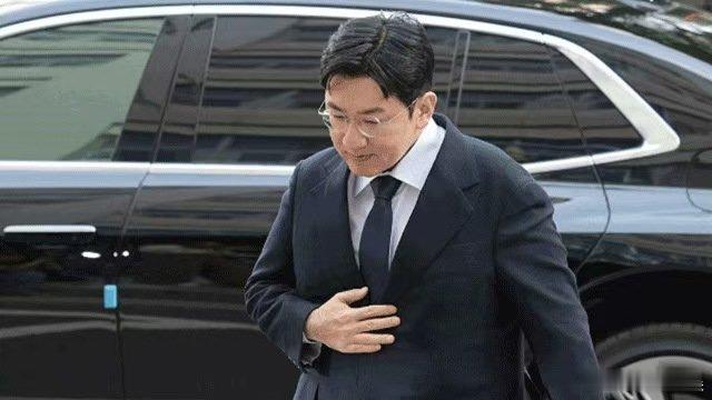 方时赫再被警方传唤方时赫涉嫌在HYBE上市中牟取1900亿韩元方时赫涉嫌在HYB