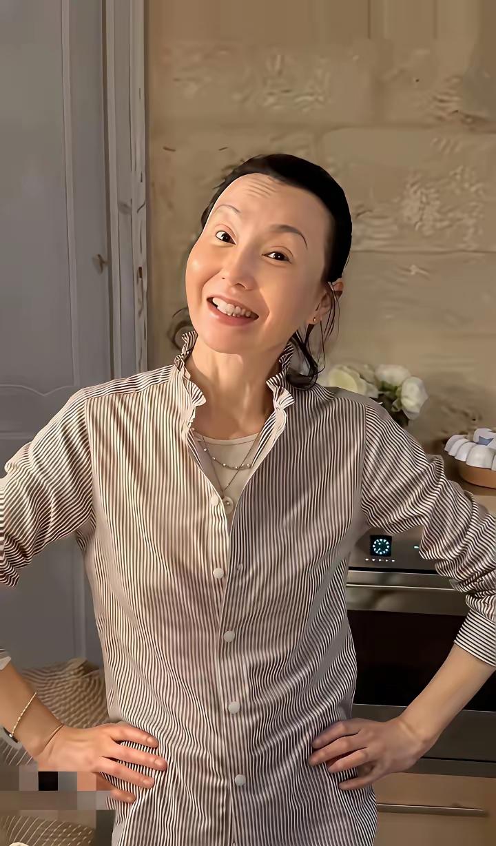 张曼玉一直以来，都是自然至极。

无滤镜，无修图，一直遵照时间，自然老去。

还