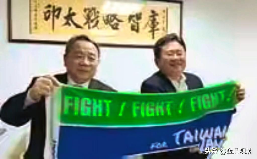 这两个“人”凑合在一起，该怎么形容呢？

一个是汉奸，一个是白眼狼，原谅我词穷，