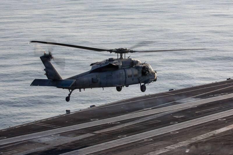 美军MH-60S“海鹰”直升机在阿拉伯海迫降 机上4人3人获救1人失踪海外新鲜事