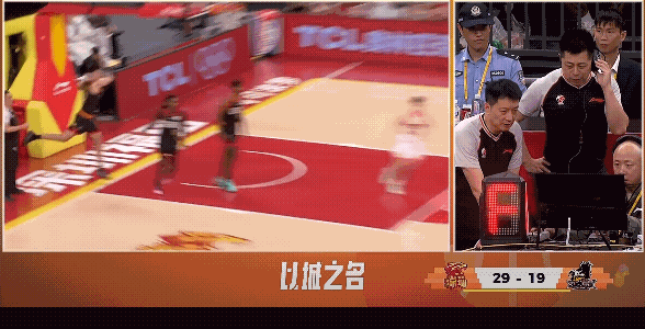 深圳男篮半场长传贺希宁打进2+1，不得不说深圳男篮这队真的很神奇，不止一次打进这