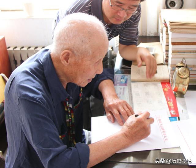 一条旧裤藏传奇：击落7架敌机、飞过开国大典的空战英雄，隐于乡间28年
 
编辑：