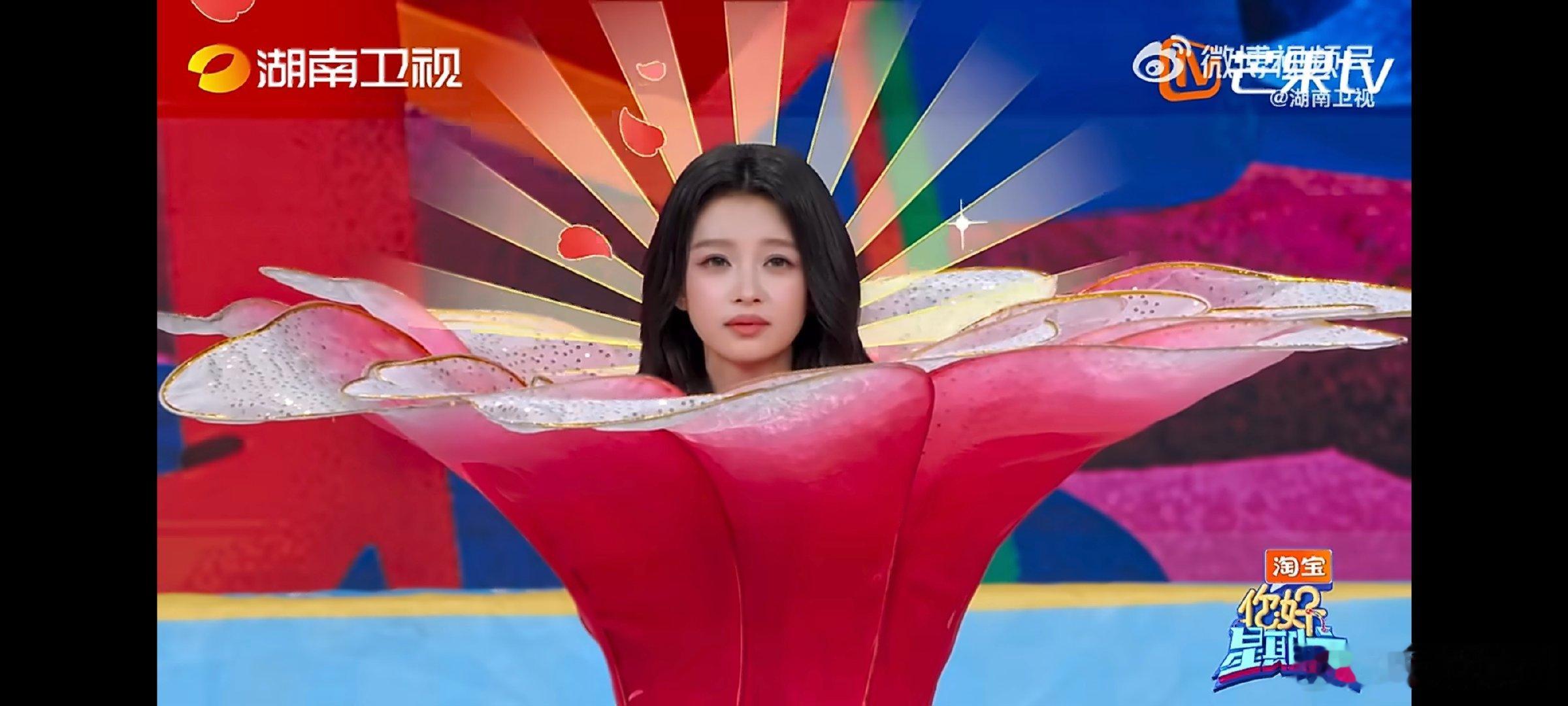 孙怡妥妥的花仙子柔和的色调搭配飘逸的花瓣形态，打造出仙气满满的风格，美感直接贯穿