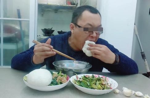 上海一男子在家吃馒头时，突然因噎住倒地身亡，家属回忆起曾为他买了意外险，理应能拿