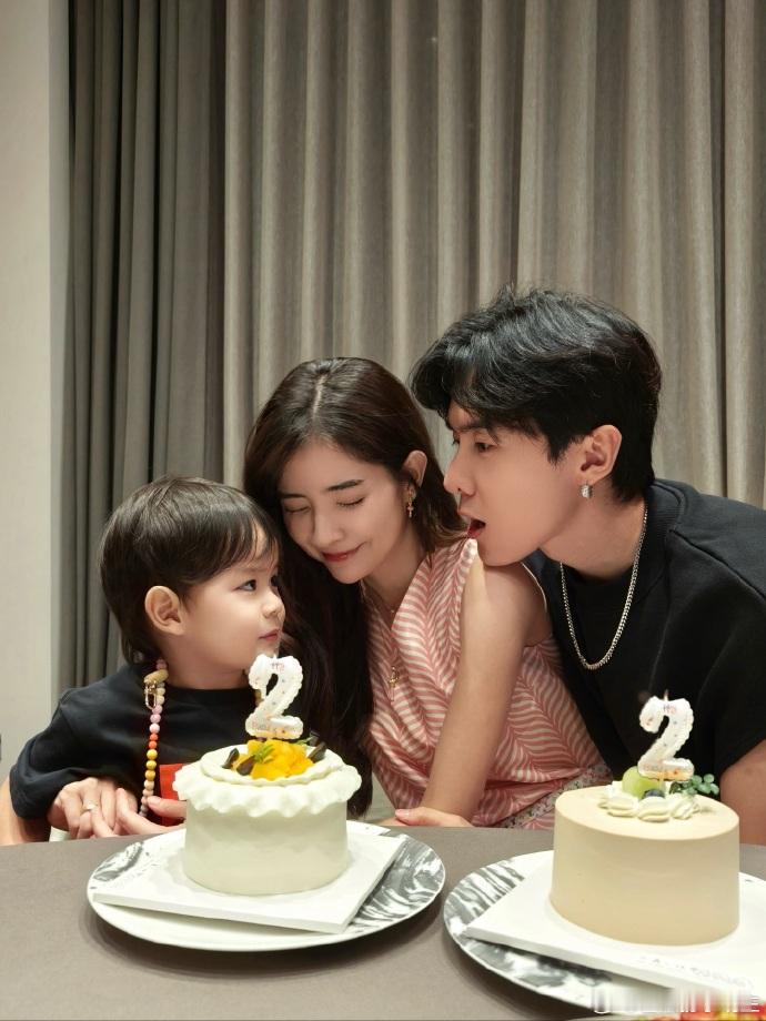 唐禹哲老婆晒全家福 唐禹哲老婆苏小轩发文庆生，写道：“Here’s to ano
