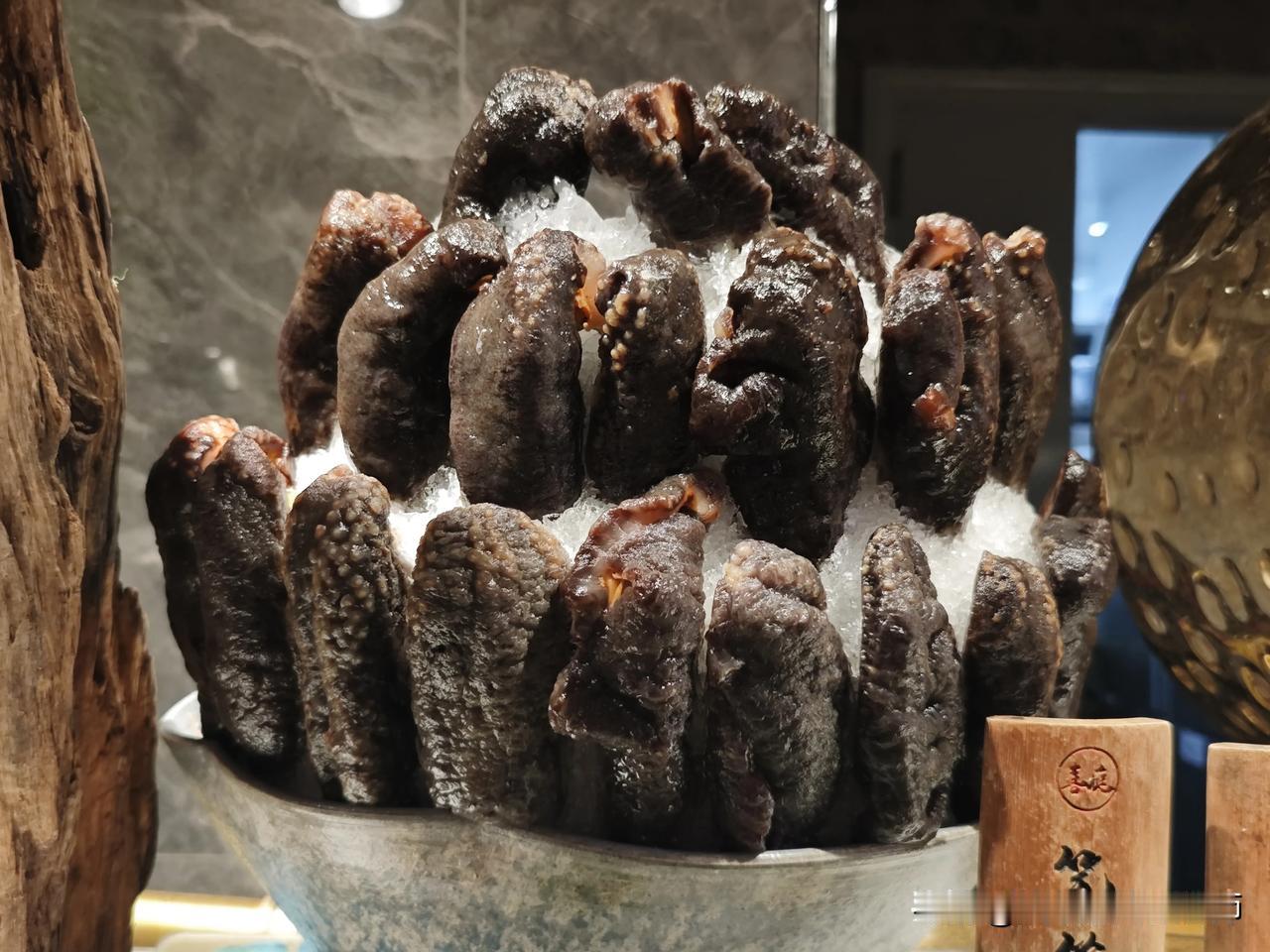 前几天香港一个叔叔请我吃的海鲜自助餐，在珠海吃，大家猜猜一共消费多少？