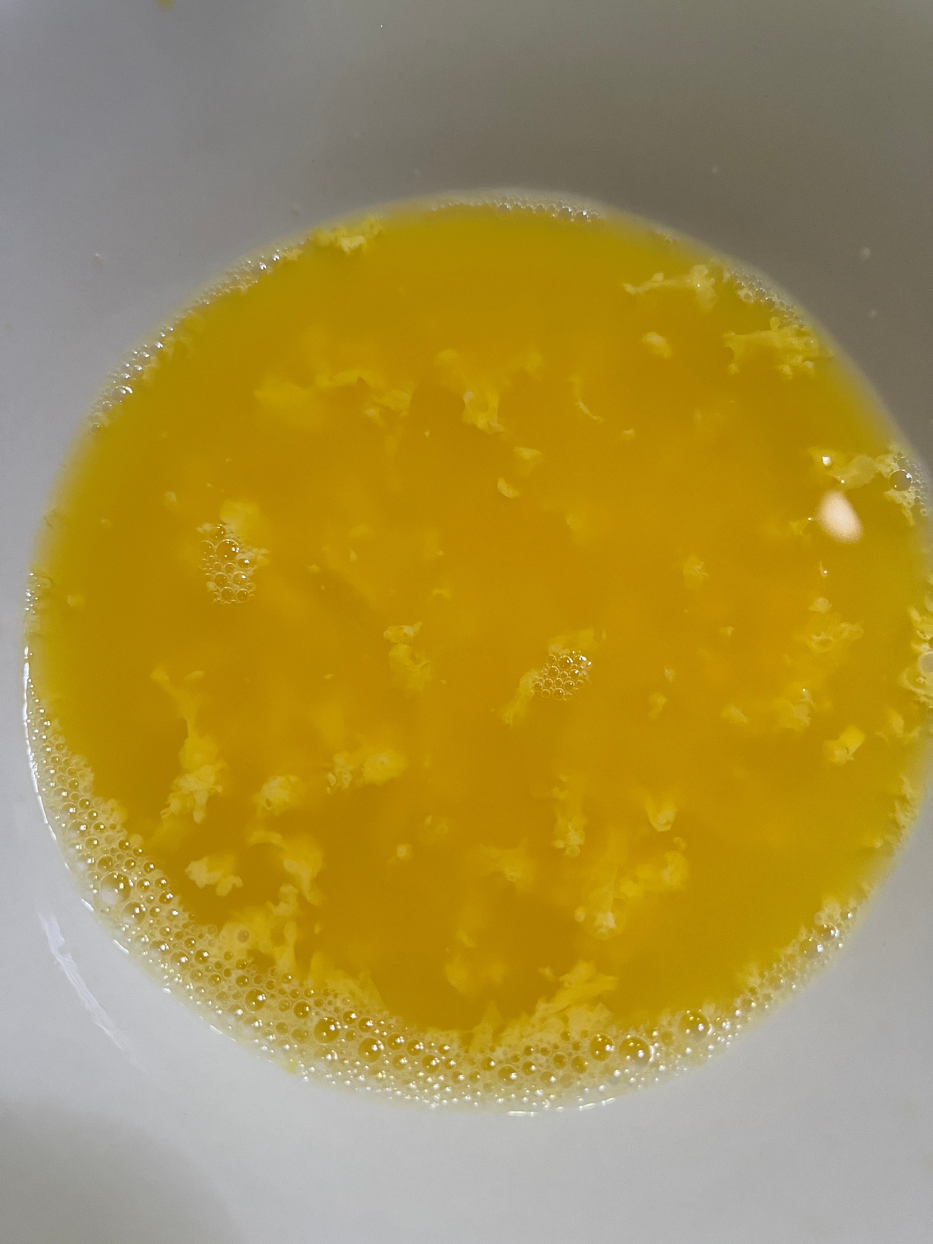 早安呀奇怪了有点饿先泡个鸡蛋🥚垫一下又是炎热的一天，下雨了也没一丝凉意 