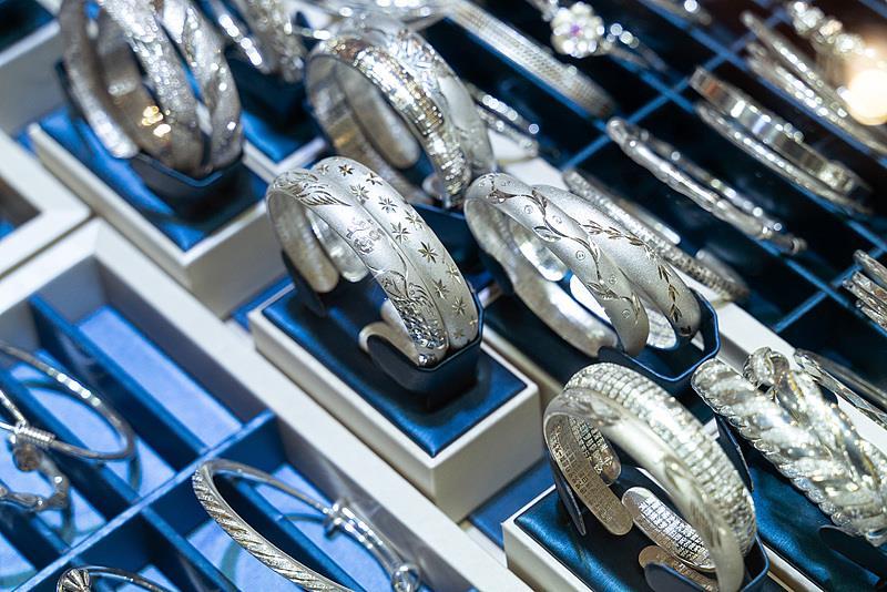 【#银价大涨回收受限# 消费者该如何理性投资？】近期，国际银价一路走高，投资需求