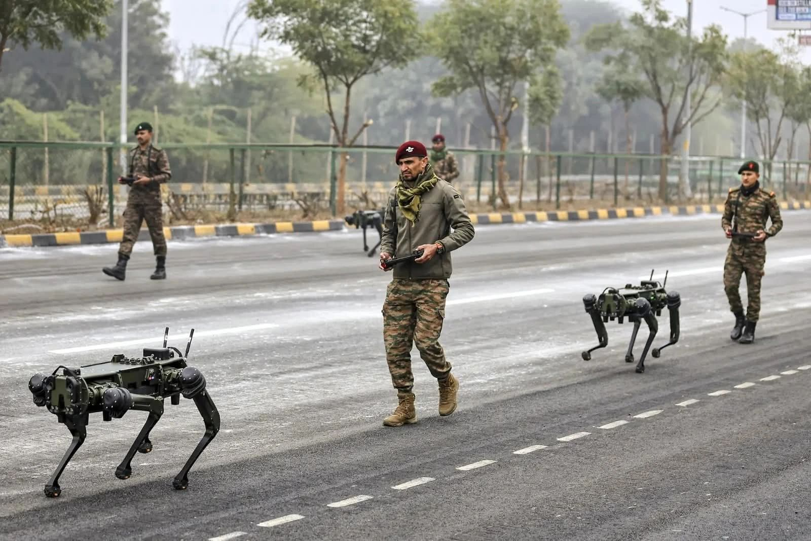 印度陆军人员在斋浦尔参加将于1月15日举行的陆军日庆祝活动前的彩排，可以看到印度