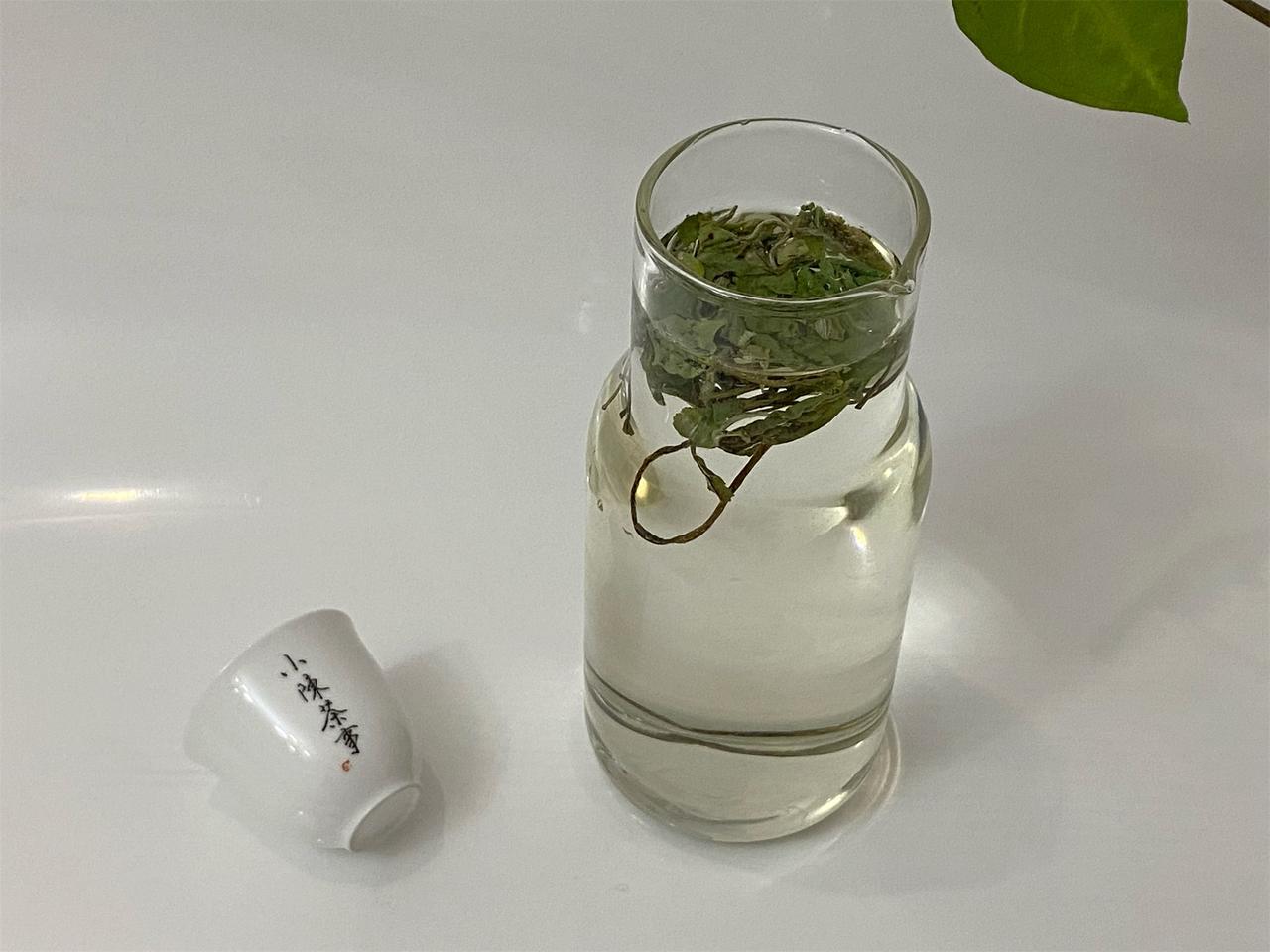 喝冷泡茶，咖啡碱含量会不会少一点？
冷水泡茶，咖啡碱溶出得的确不多。
但与此同时
